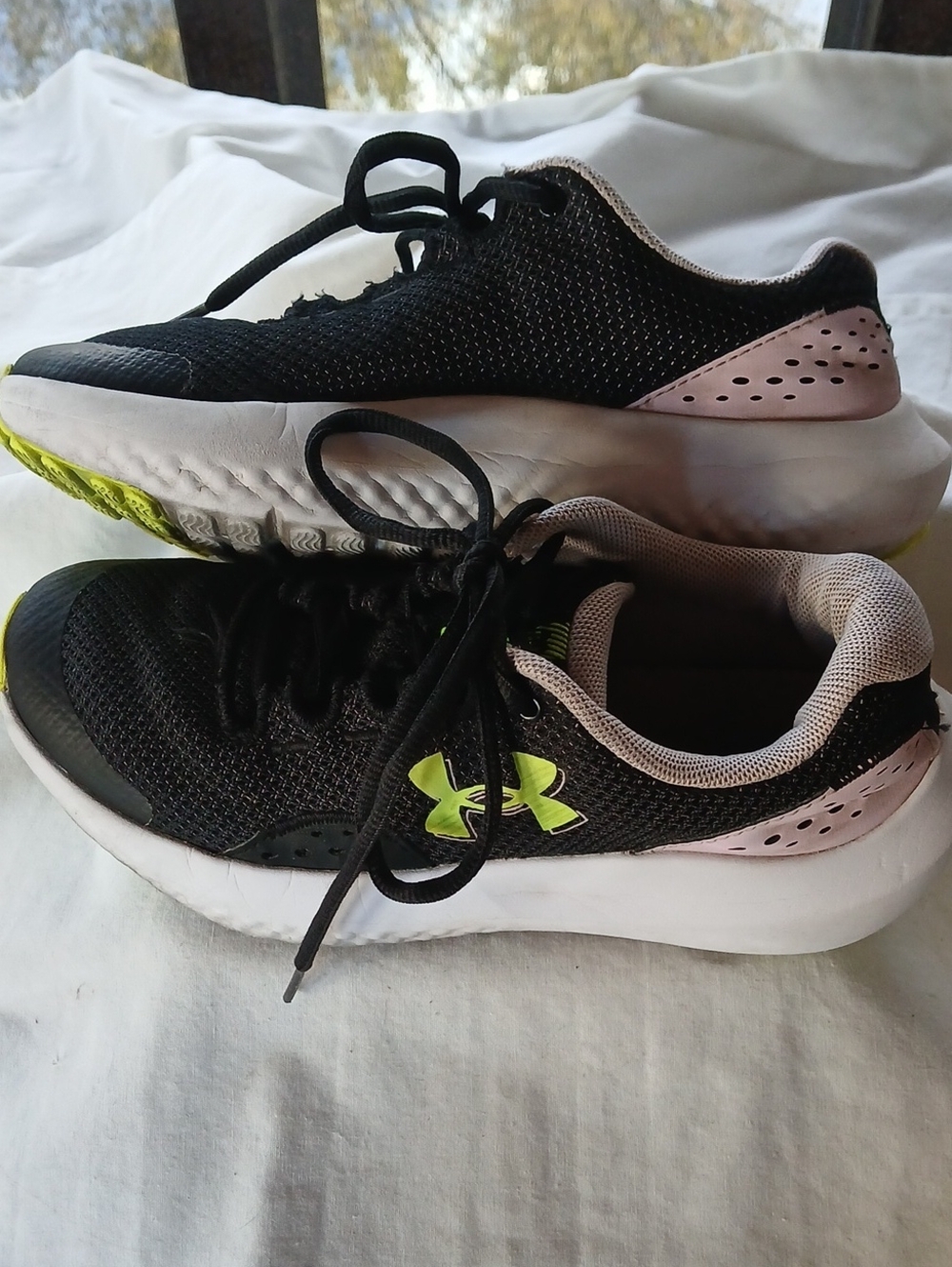 Under Armour Surge Girls Sneakers